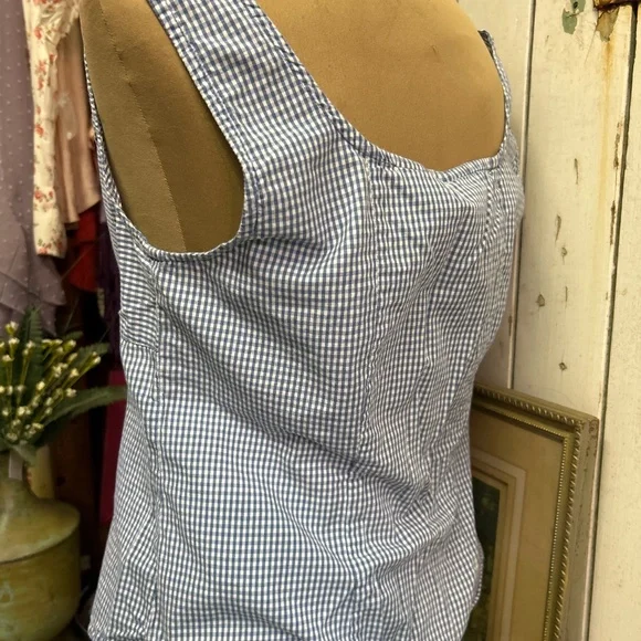 Sleeveless snap up top with tie closure - Picture 3 of 4